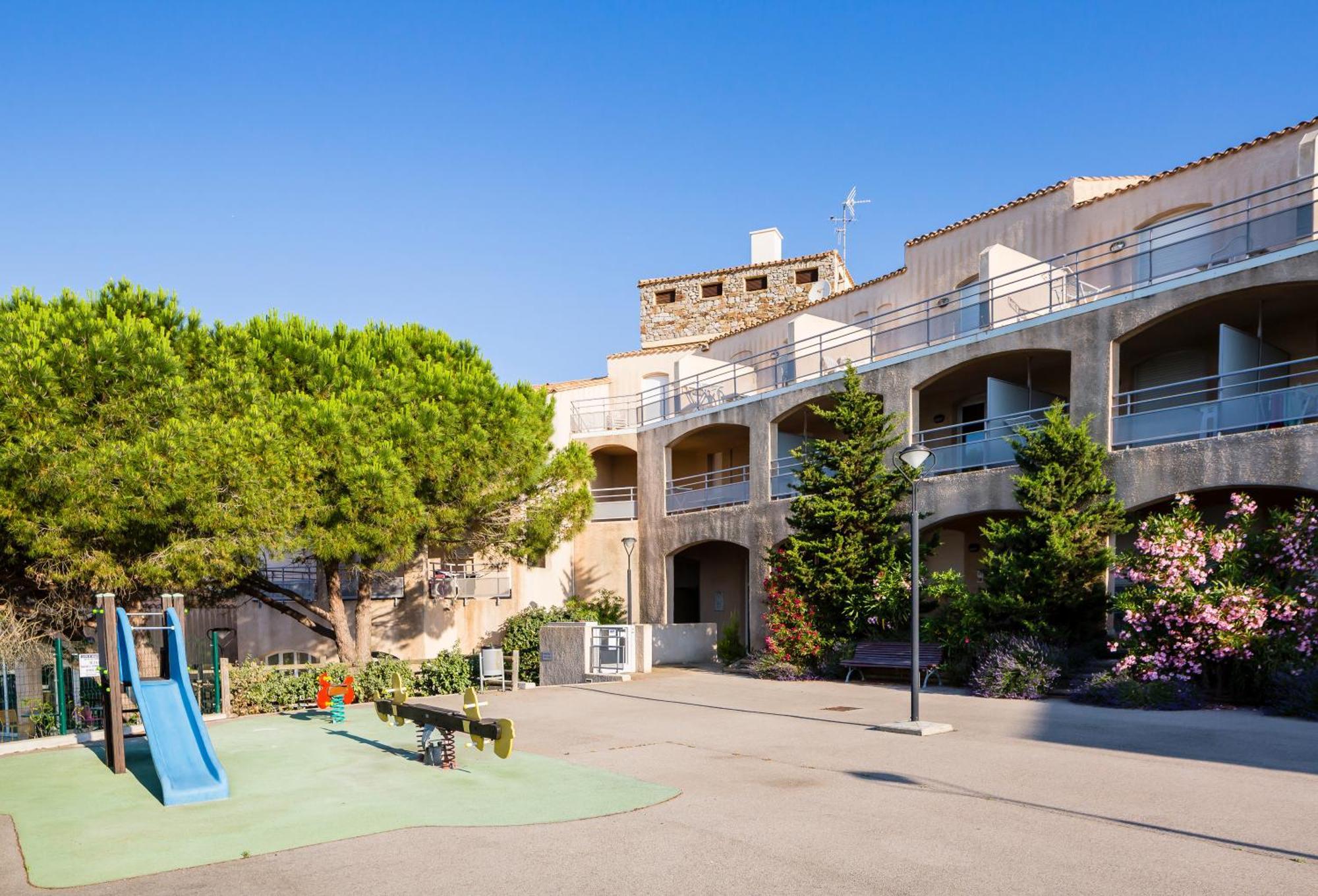 Aparthotel ULVF Les Romarins à Fleury  Extérieur photo